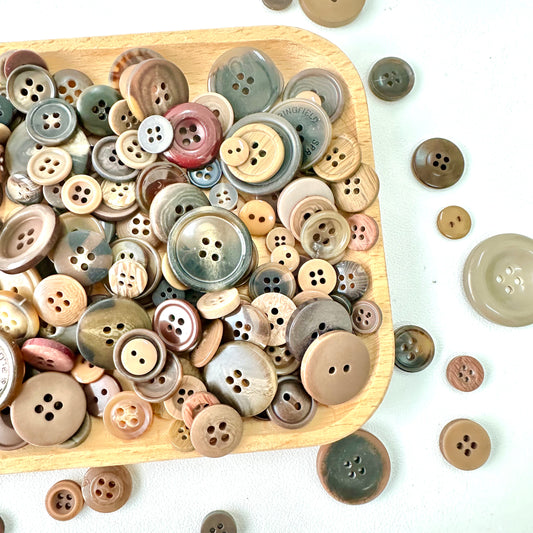 10mm - 40mm Assorted Resin Buttons (Coffee)