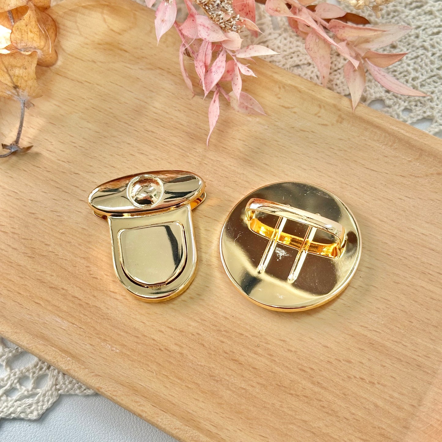 Gold Metal Lock Bag Clasp (Pin-on)