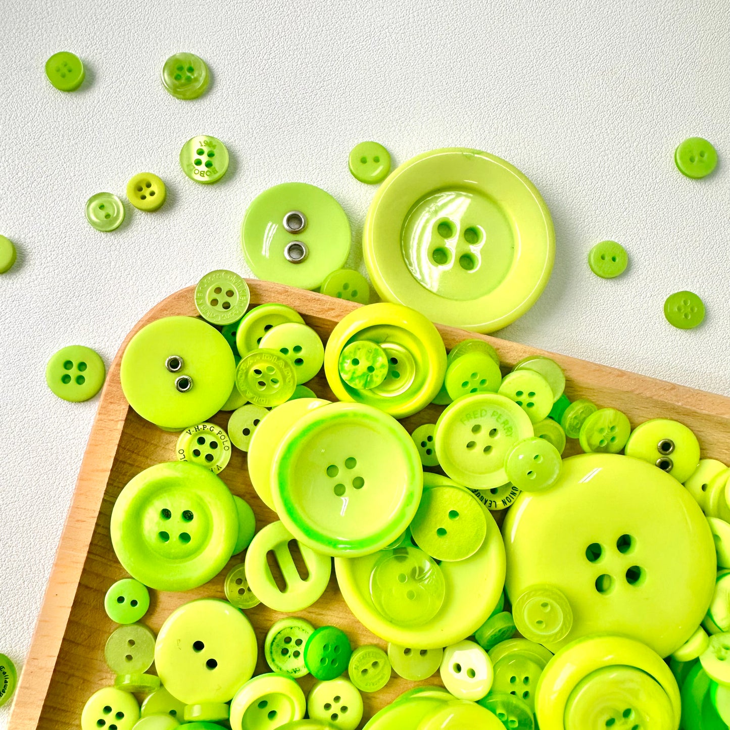 10mm - 40mm Assorted Resin Buttons (Green)