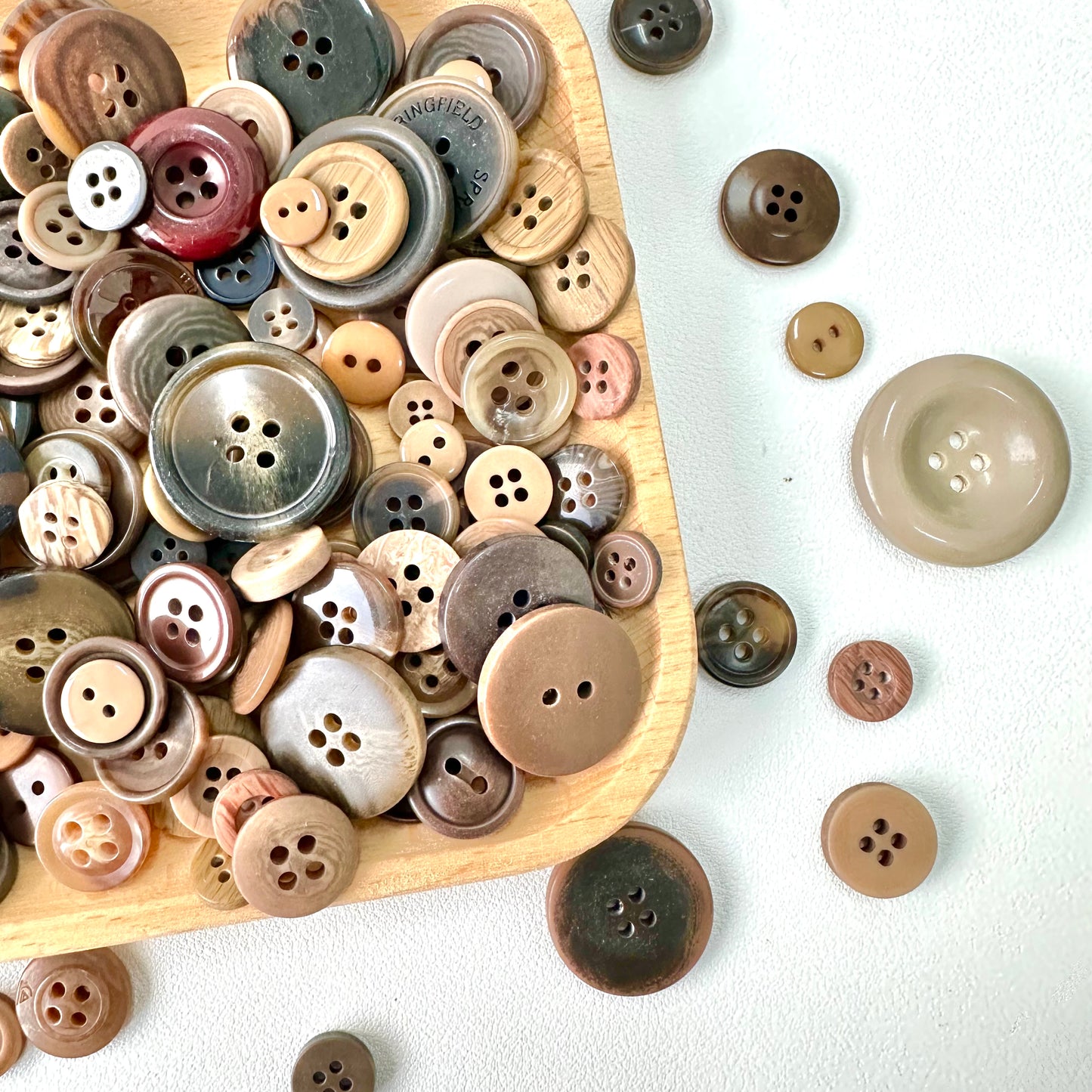 10mm - 40mm Assorted Resin Buttons (Coffee)
