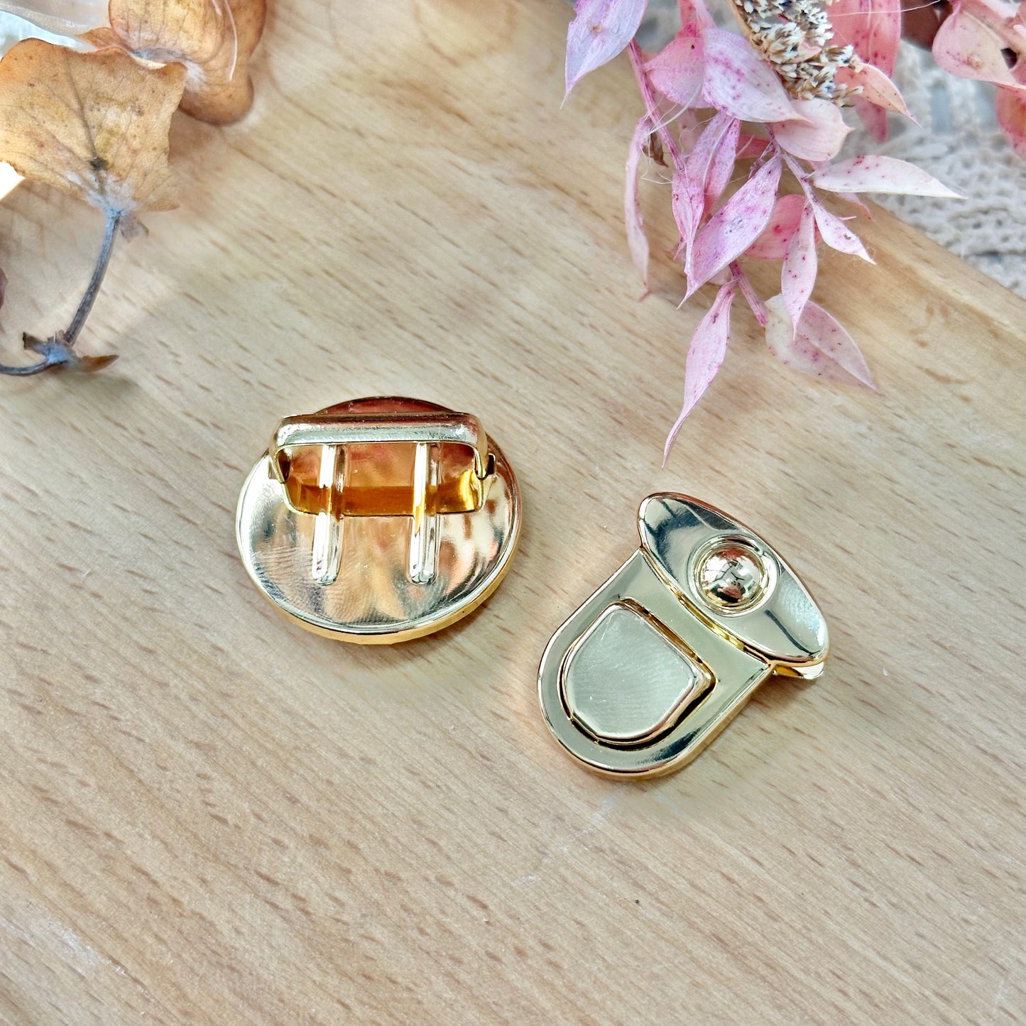 Gold Metal Lock Bag Clasp (Pin-on)